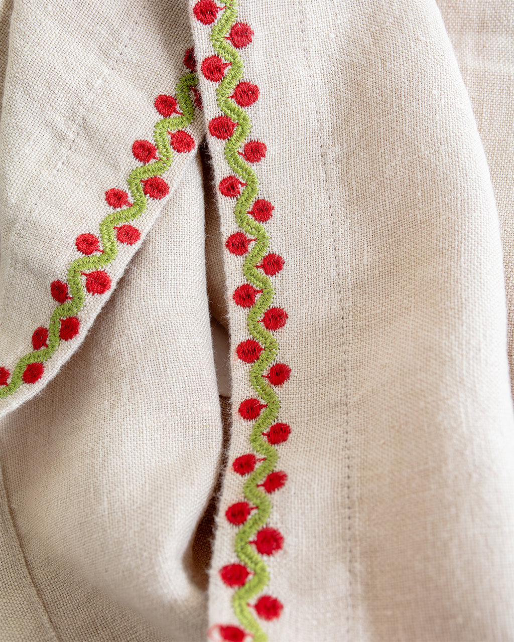 House Short Embroidered Floral Sand