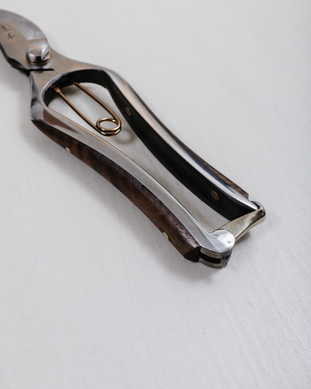 Kurumi Secateurs - Carbon/Walnut