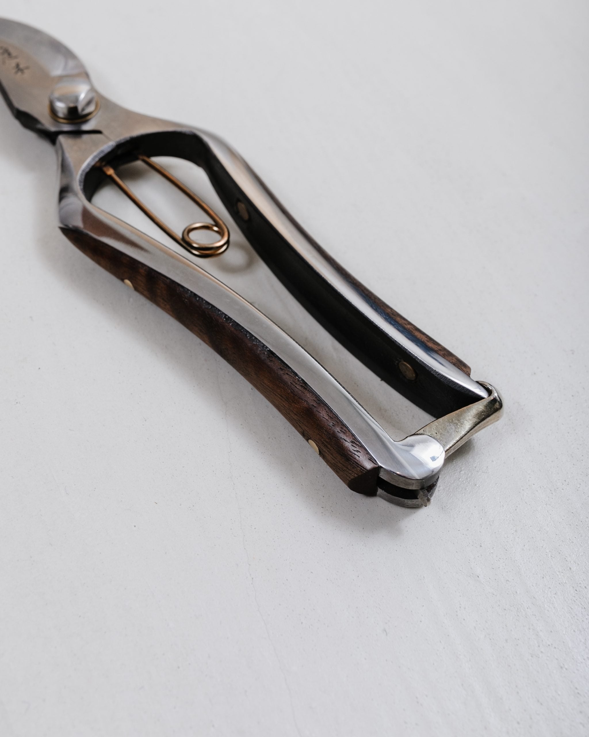 Kurumi Secateurs - Carbon/Walnut